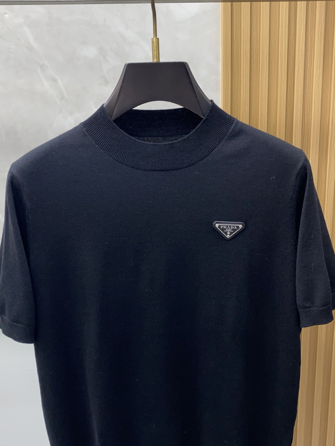 普拉达 圆领短袖羊毛衫，用细腻纤维编织时光韵味，于一针一线间，诉说永恒优雅，在男士高端针织服饰领域，这款