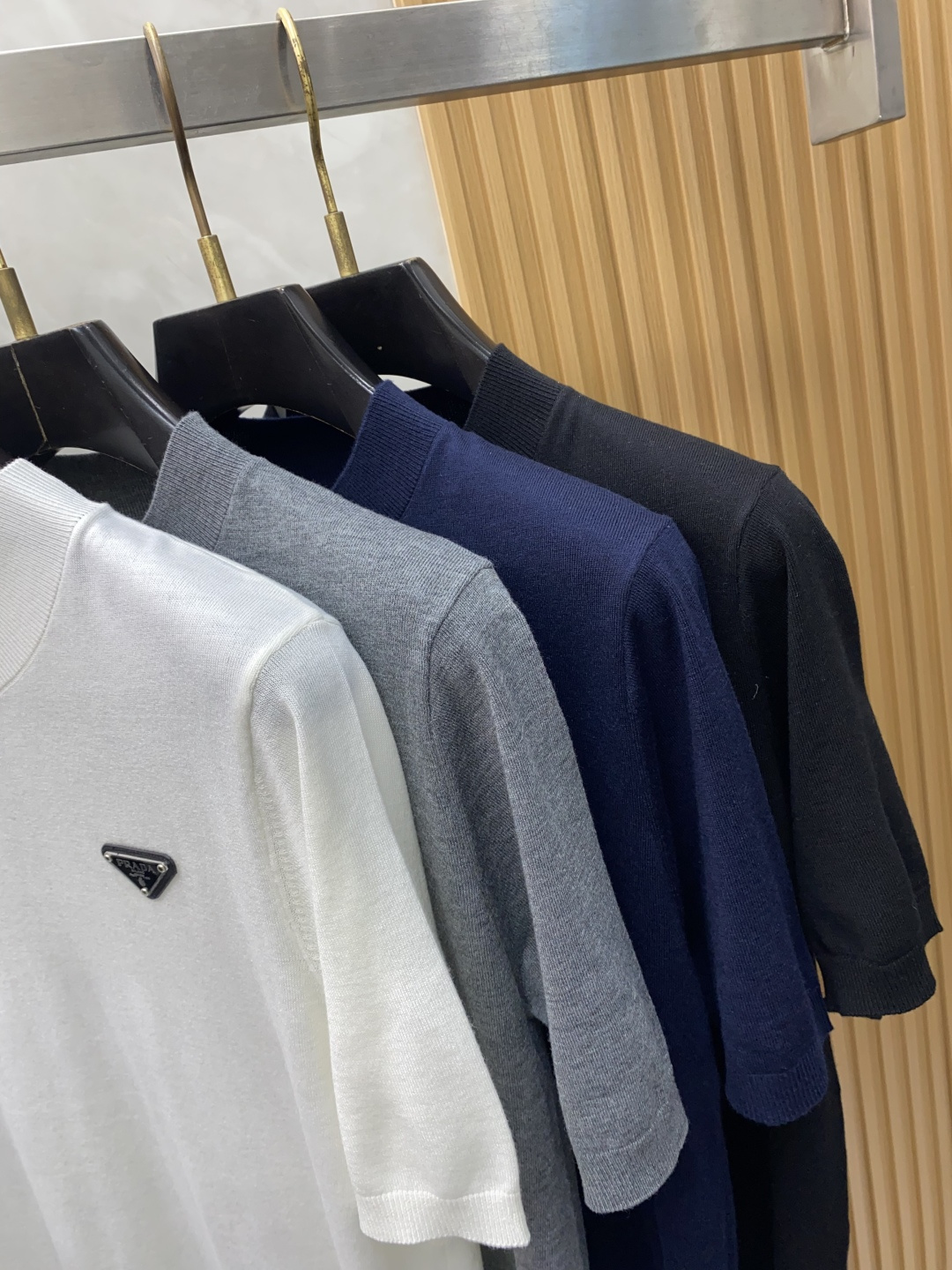 普拉达 圆领短袖羊毛衫，用细腻纤维编织时光韵味，于一针一线间，诉说永恒优雅，在男士高端针织服饰领域，这款