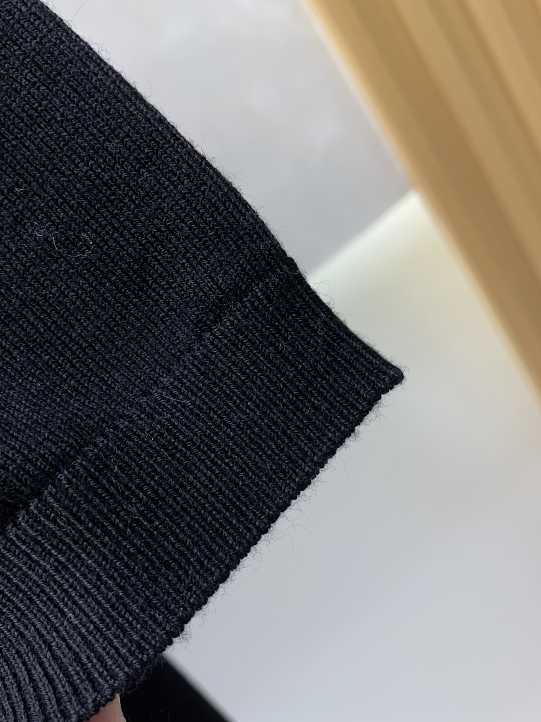 普拉达 圆领短袖羊毛衫，用细腻纤维编织时光韵味，于一针一线间，诉说永恒优雅，在男士高端针织服饰领域，这款