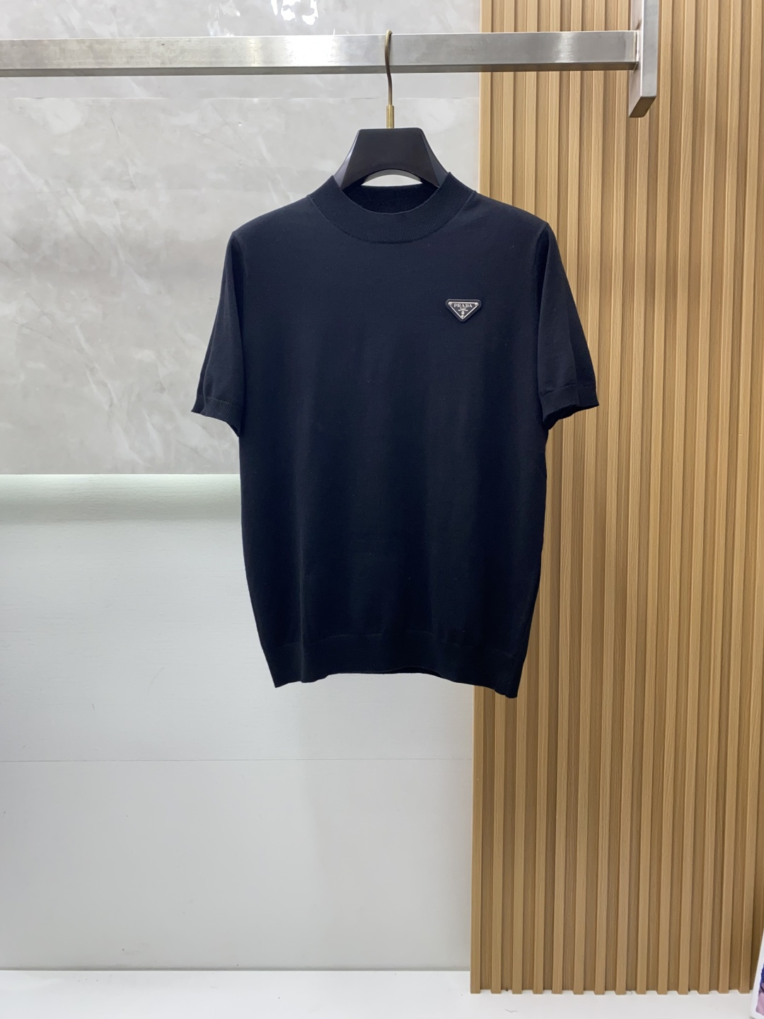 普拉达 圆领短袖羊毛衫，用细腻纤维编织时光韵味，于一针一线间，诉说永恒优雅，在男士高端针织服饰领域，这款