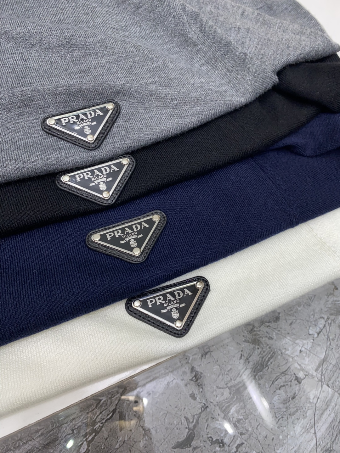 普拉达 圆领短袖羊毛衫，用细腻纤维编织时光韵味，于一针一线间，诉说永恒优雅，在男士高端针织服饰领域，这款