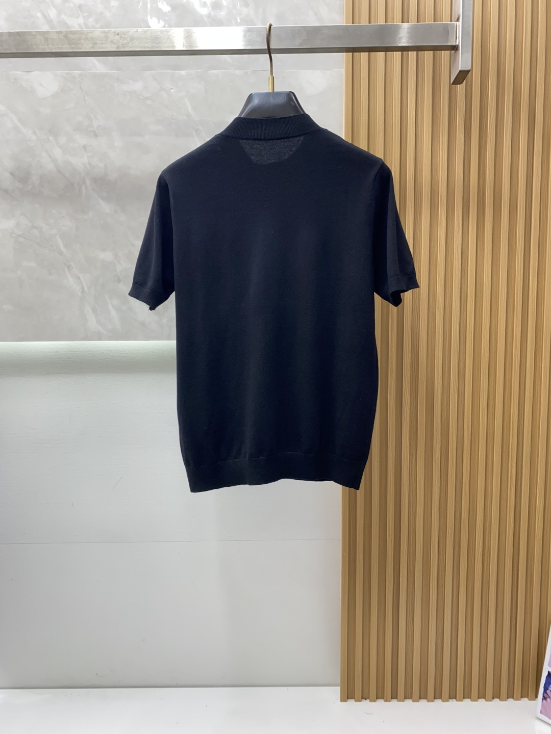 普拉达 圆领短袖羊毛衫，用细腻纤维编织时光韵味，于一针一线间，诉说永恒优雅，在男士高端针织服饰领域，这款