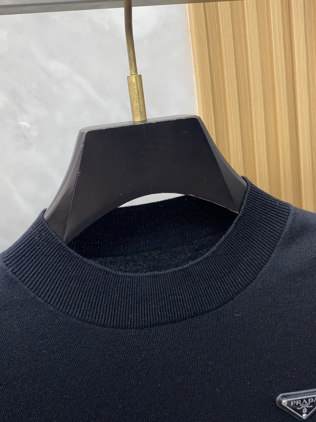 普拉达 圆领短袖羊毛衫，用细腻纤维编织时光韵味，于一针一线间，诉说永恒优雅，在男士高端针织服饰领域，这款
