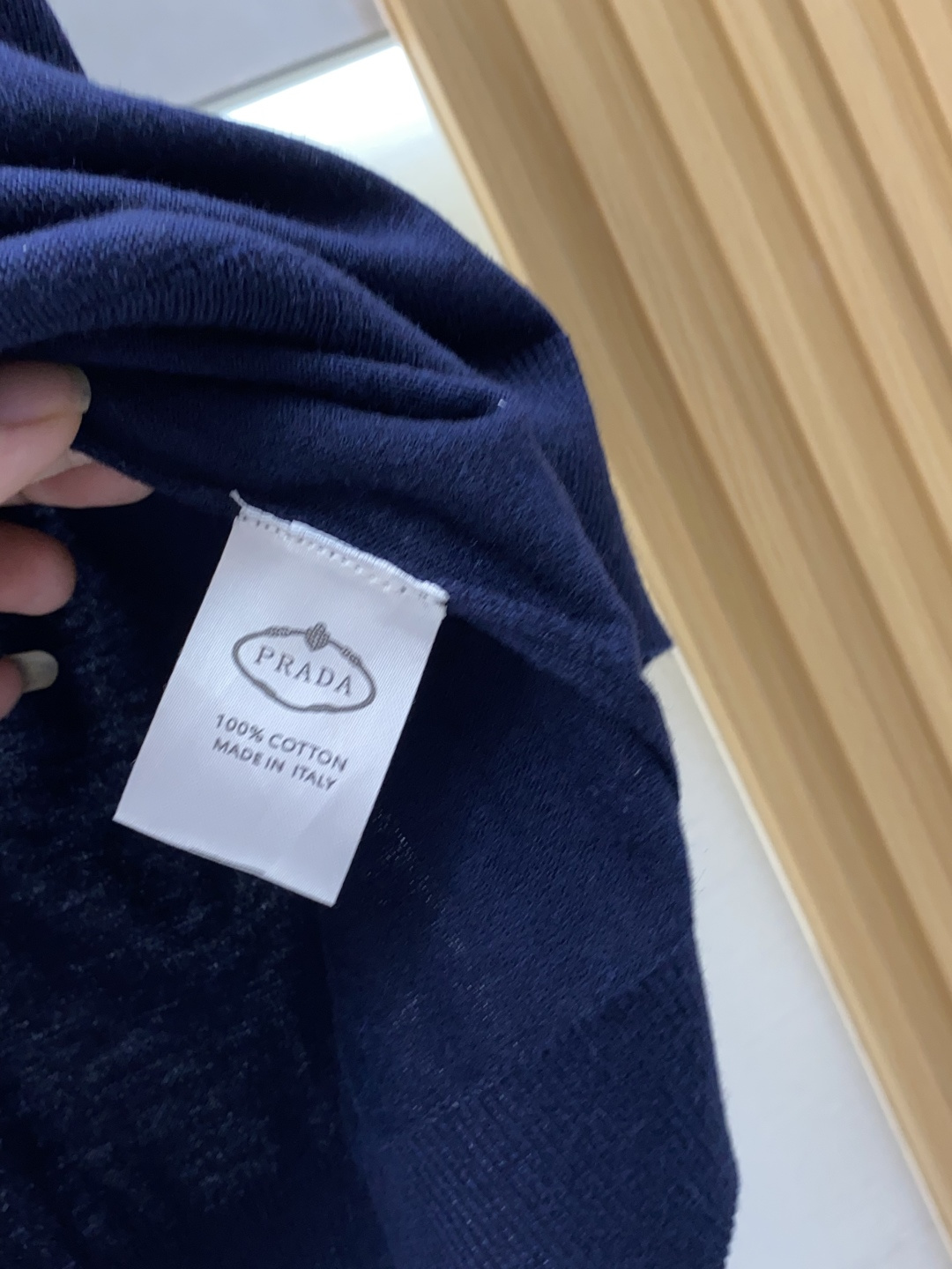 普拉达 圆领短袖羊毛衫，用细腻纤维编织时光韵味，于一针一线间，诉说永恒优雅，在男士高端针织服饰领域，这款