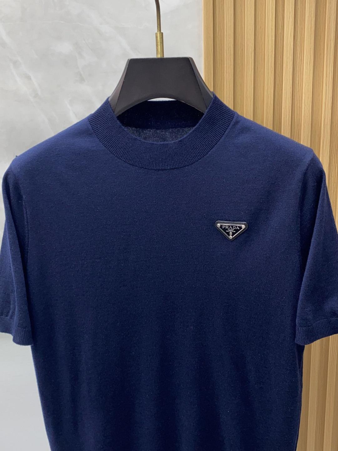 普拉达 圆领短袖羊毛衫，用细腻纤维编织时光韵味，于一针一线间，诉说永恒优雅，在男士高端针织服饰领域，这款