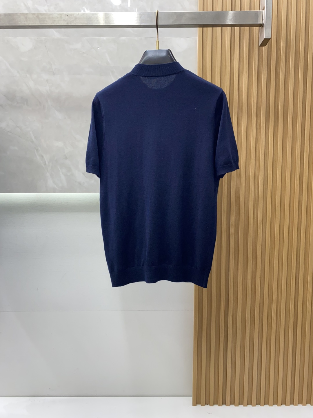 普拉达 圆领短袖羊毛衫，用细腻纤维编织时光韵味，于一针一线间，诉说永恒优雅，在男士高端针织服饰领域，这款