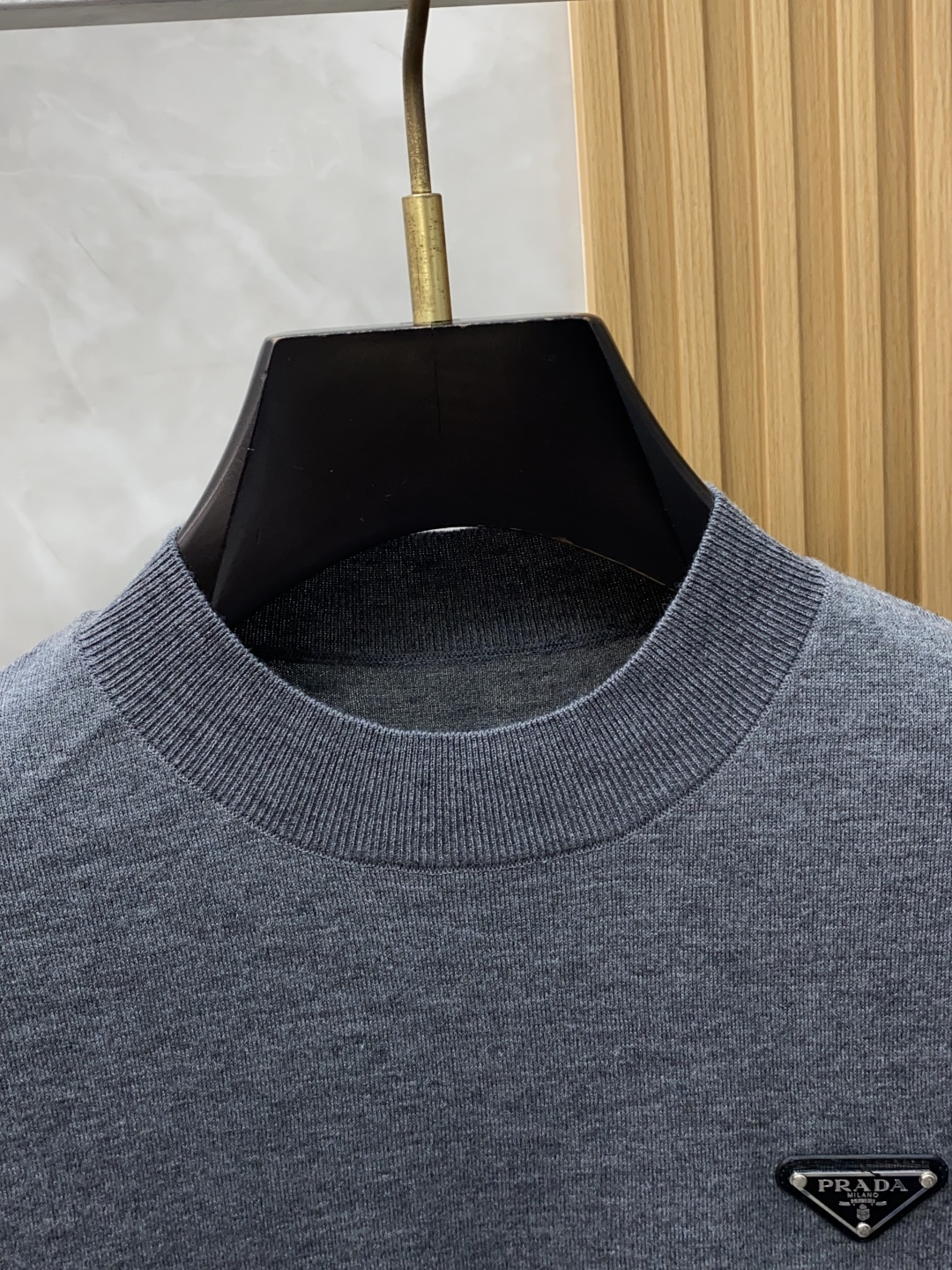 普拉达 圆领短袖羊毛衫，用细腻纤维编织时光韵味，于一针一线间，诉说永恒优雅，在男士高端针织服饰领域，这款