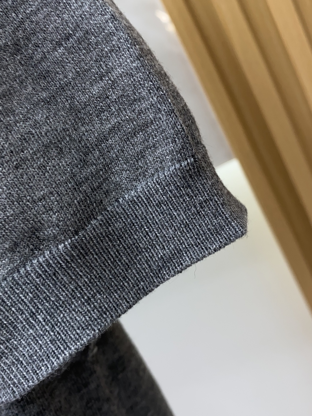 普拉达 圆领短袖羊毛衫，用细腻纤维编织时光韵味，于一针一线间，诉说永恒优雅，在男士高端针织服饰领域，这款