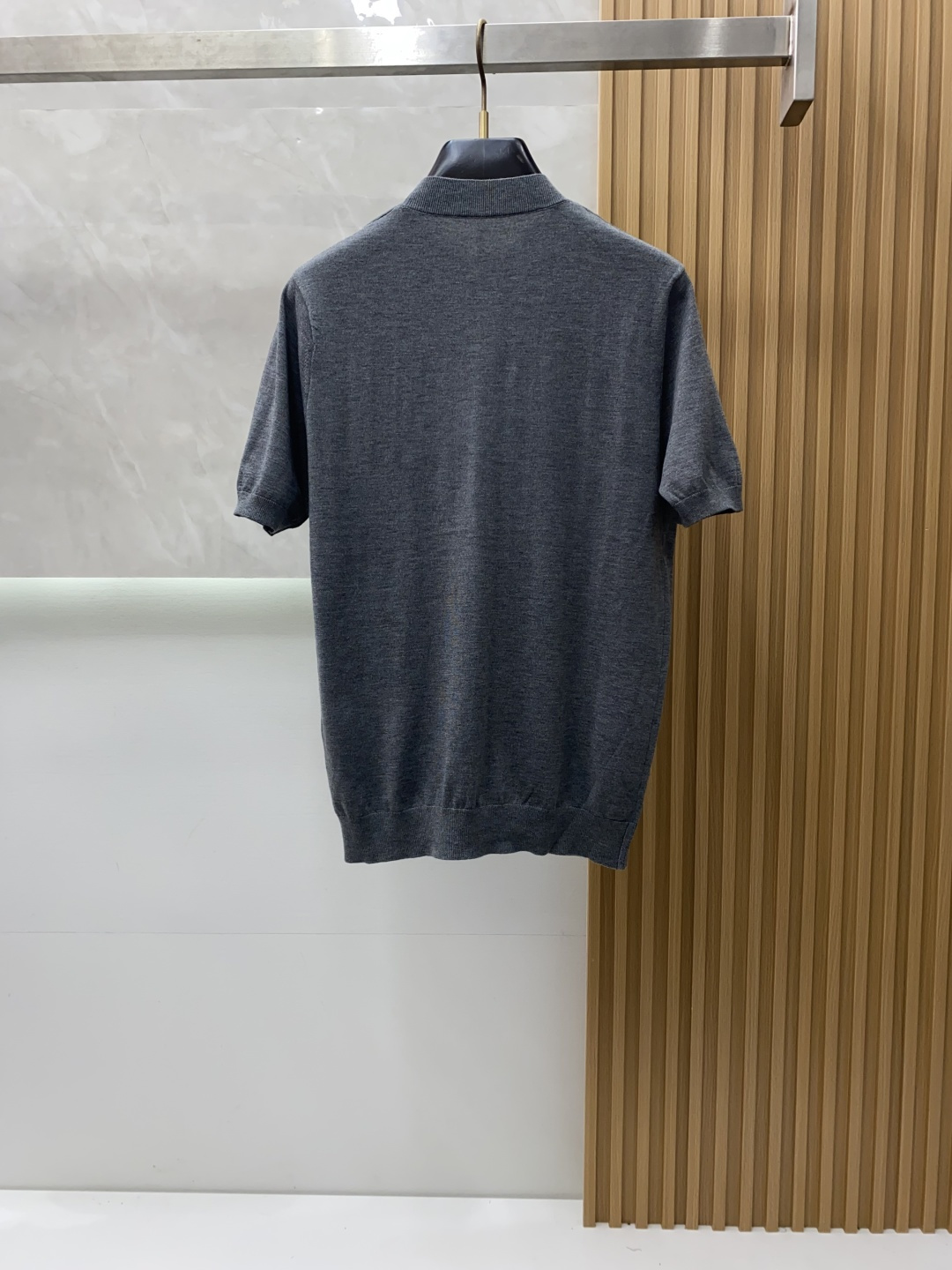普拉达 圆领短袖羊毛衫，用细腻纤维编织时光韵味，于一针一线间，诉说永恒优雅，在男士高端针织服饰领域，这款