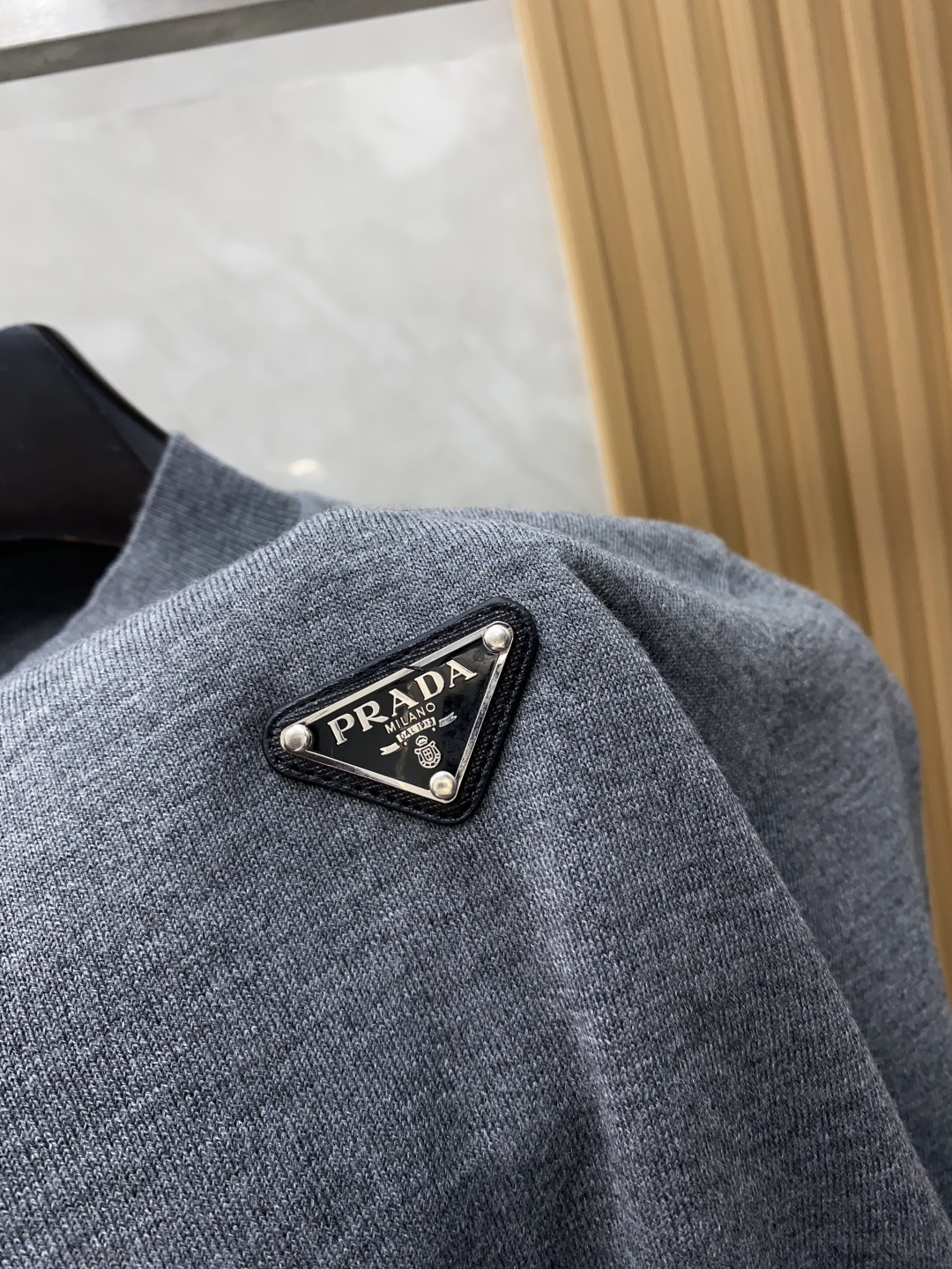 普拉达 圆领短袖羊毛衫，用细腻纤维编织时光韵味，于一针一线间，诉说永恒优雅，在男士高端针织服饰领域，这款