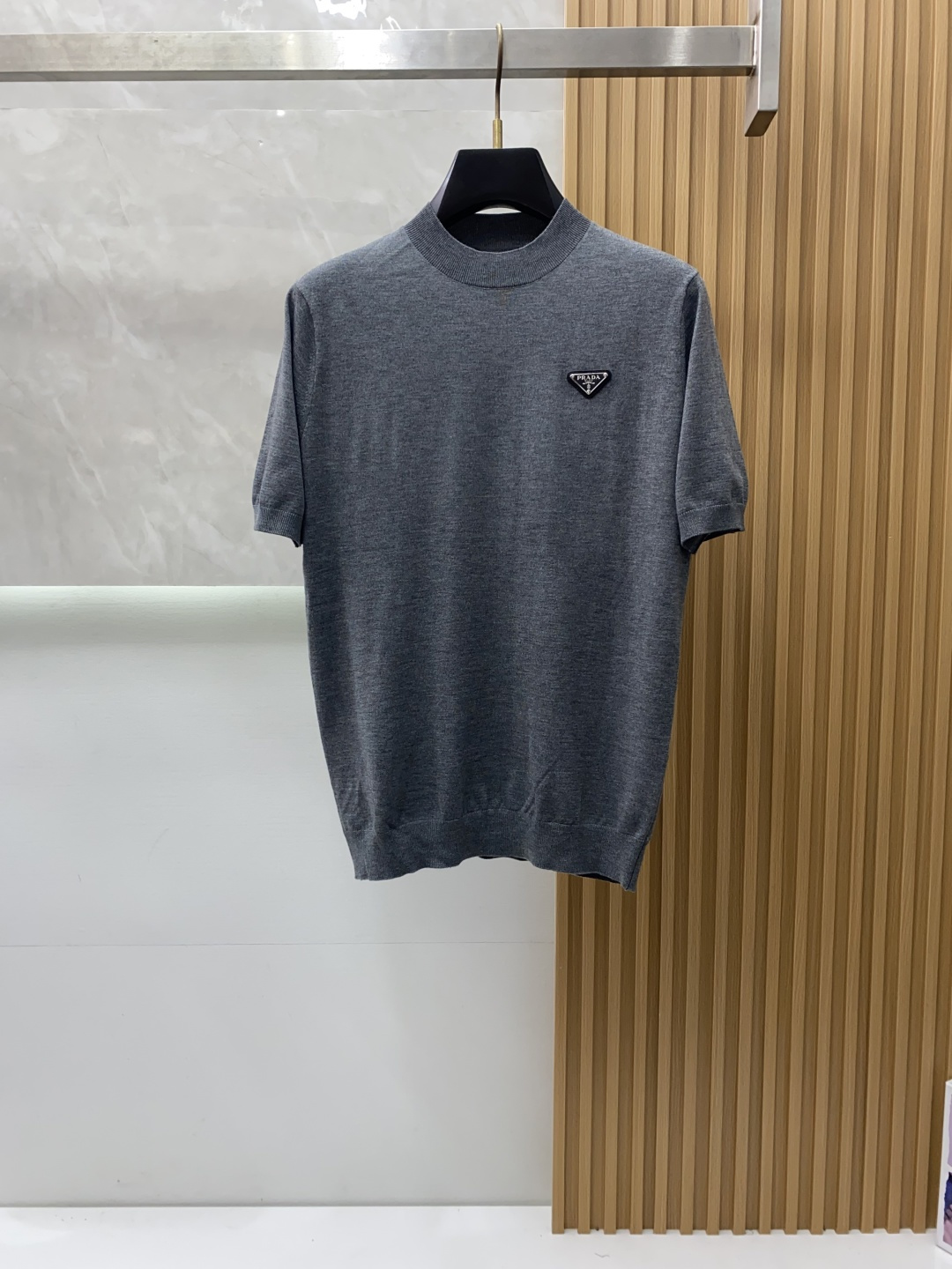 普拉达 圆领短袖羊毛衫，用细腻纤维编织时光韵味，于一针一线间，诉说永恒优雅，在男士高端针织服饰领域，这款