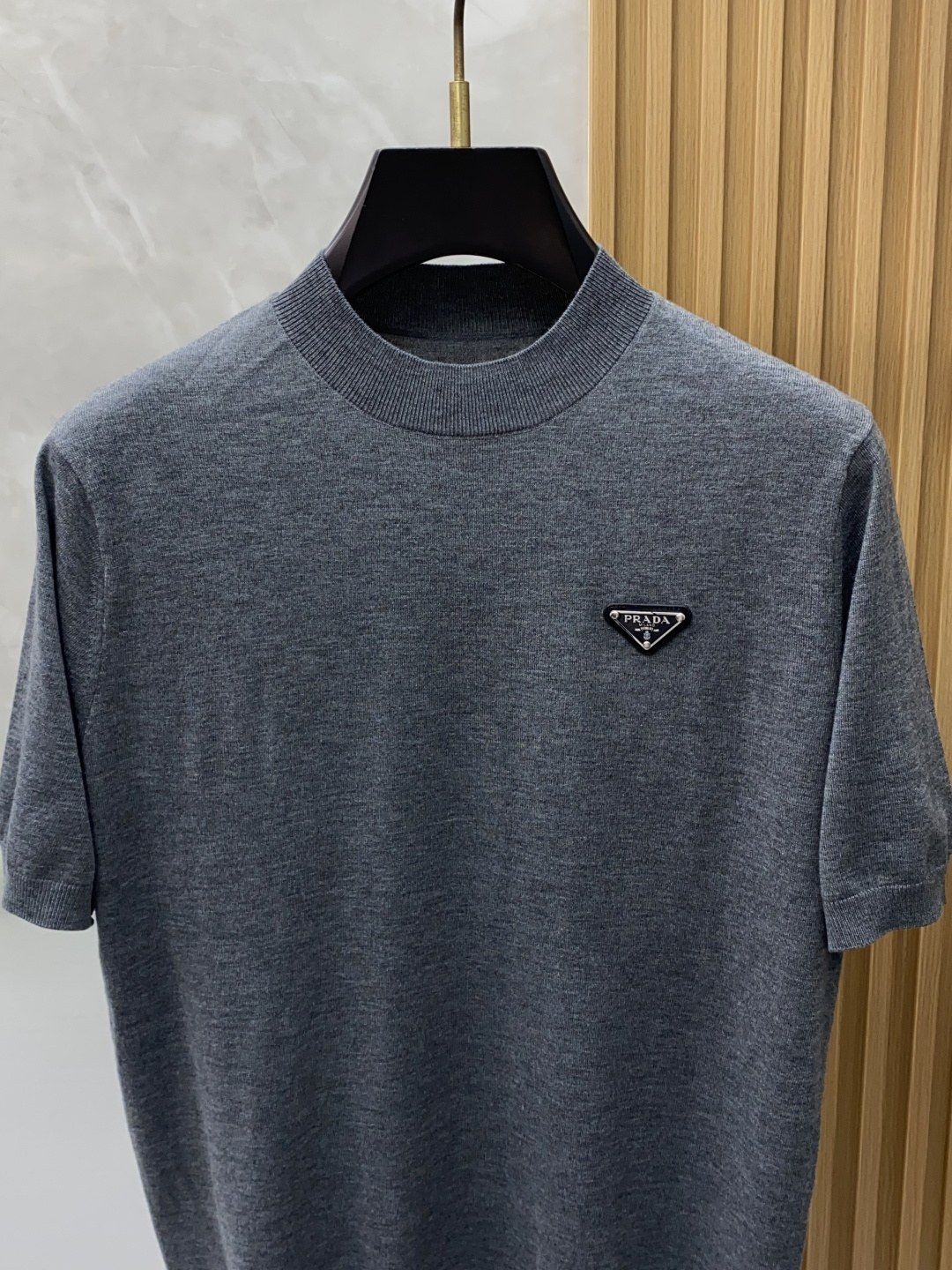 普拉达 圆领短袖羊毛衫，用细腻纤维编织时光韵味，于一针一线间，诉说永恒优雅，在男士高端针织服饰领域，这款