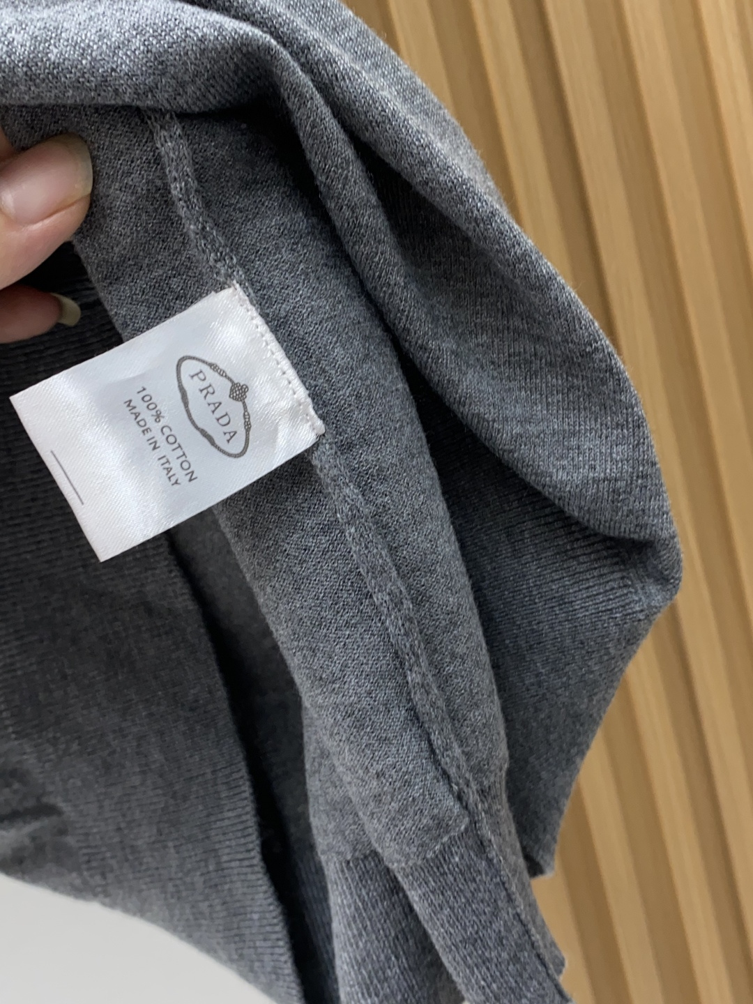 普拉达 圆领短袖羊毛衫，用细腻纤维编织时光韵味，于一针一线间，诉说永恒优雅，在男士高端针织服饰领域，这款