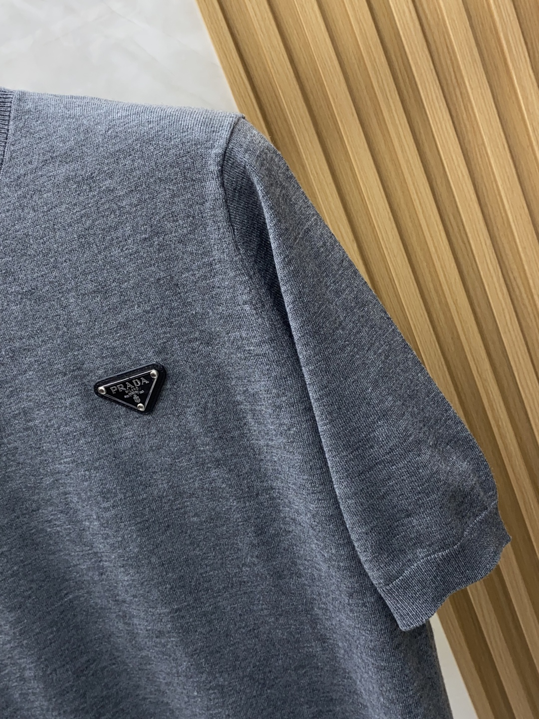 普拉达 圆领短袖羊毛衫，用细腻纤维编织时光韵味，于一针一线间，诉说永恒优雅，在男士高端针织服饰领域，这款