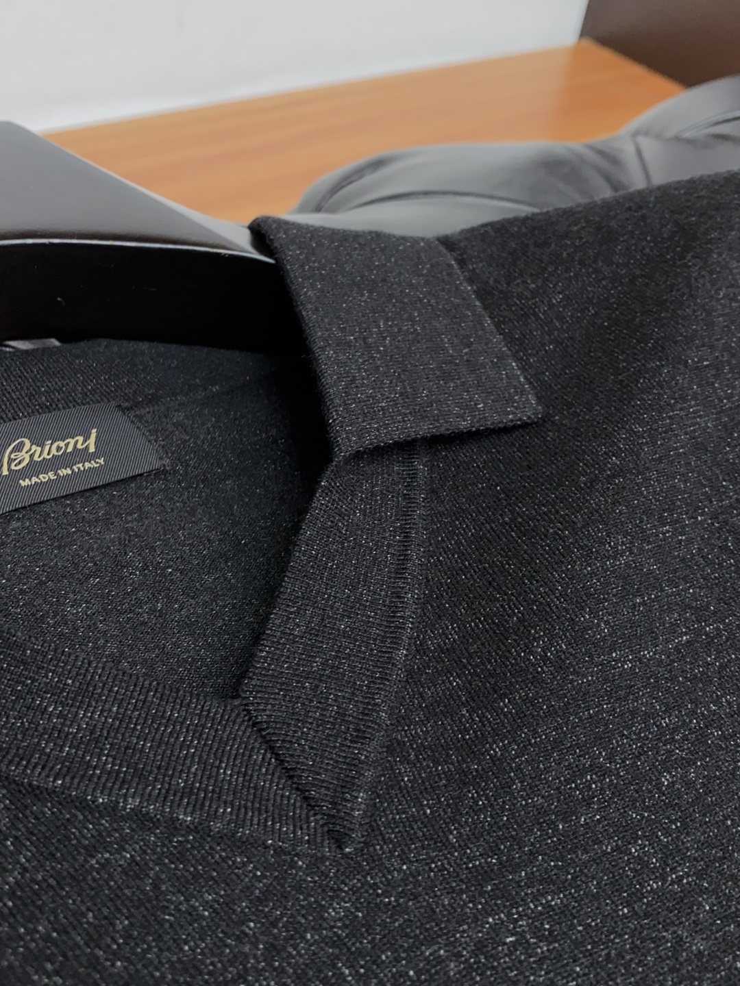 布莱奥尼 翻领羊毛衫，用细腻纤维编织时光韵味，于一针一线间，诉说永恒优雅，在男士高端针织服饰领域，这款羊