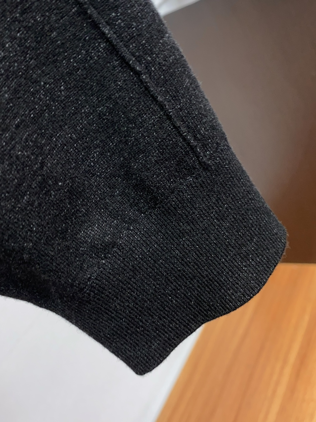 布莱奥尼 翻领羊毛衫，用细腻纤维编织时光韵味，于一针一线间，诉说永恒优雅，在男士高端针织服饰领域，这款羊