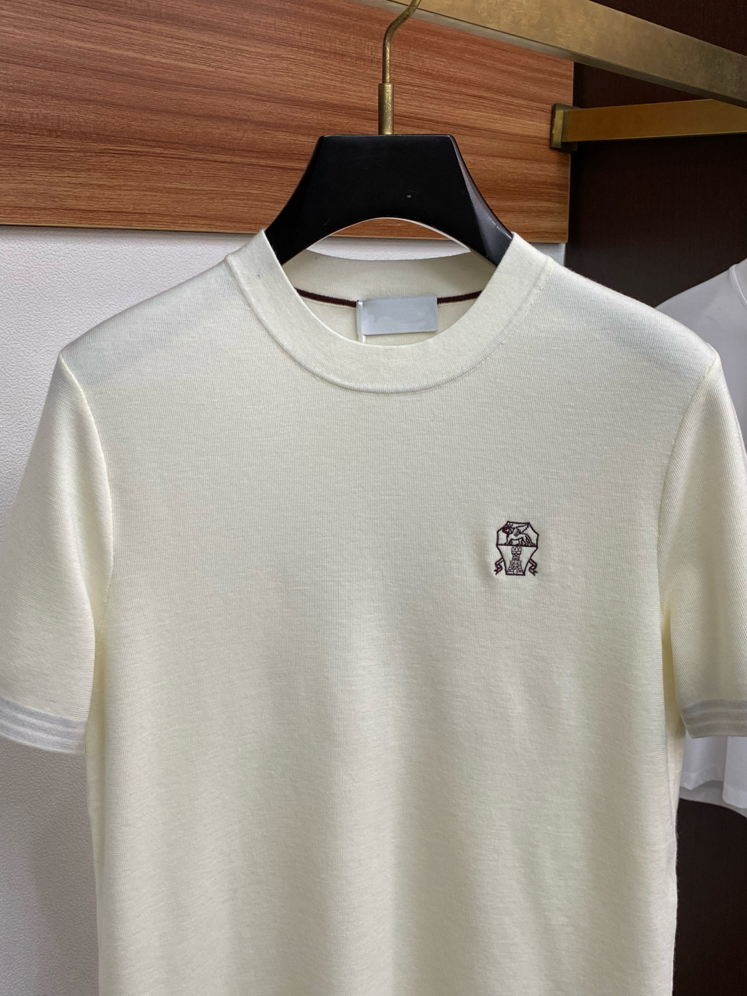 BC 圆领领羊毛衫，用细腻纤维编织时光韵味，于一针一线间，诉说永恒优雅，在男士高端针织服饰领域，这款羊毛