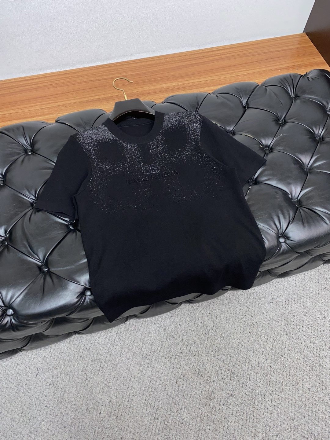 巴黎世家 秋冬新品精致优雅针织羊毛短袖！全品相！！刺绣品牌经典图案，高端大气．简约设计！面料上身舒适透气