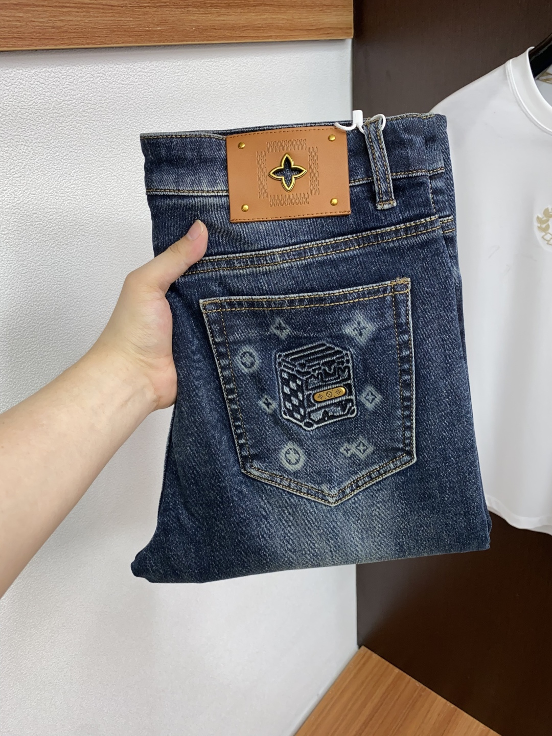 1v路易威登 2025秋季新品 修身男士牛仔裤纯血统品 每季必出的类型，无需质疑的热卖王牌单品，符合四季