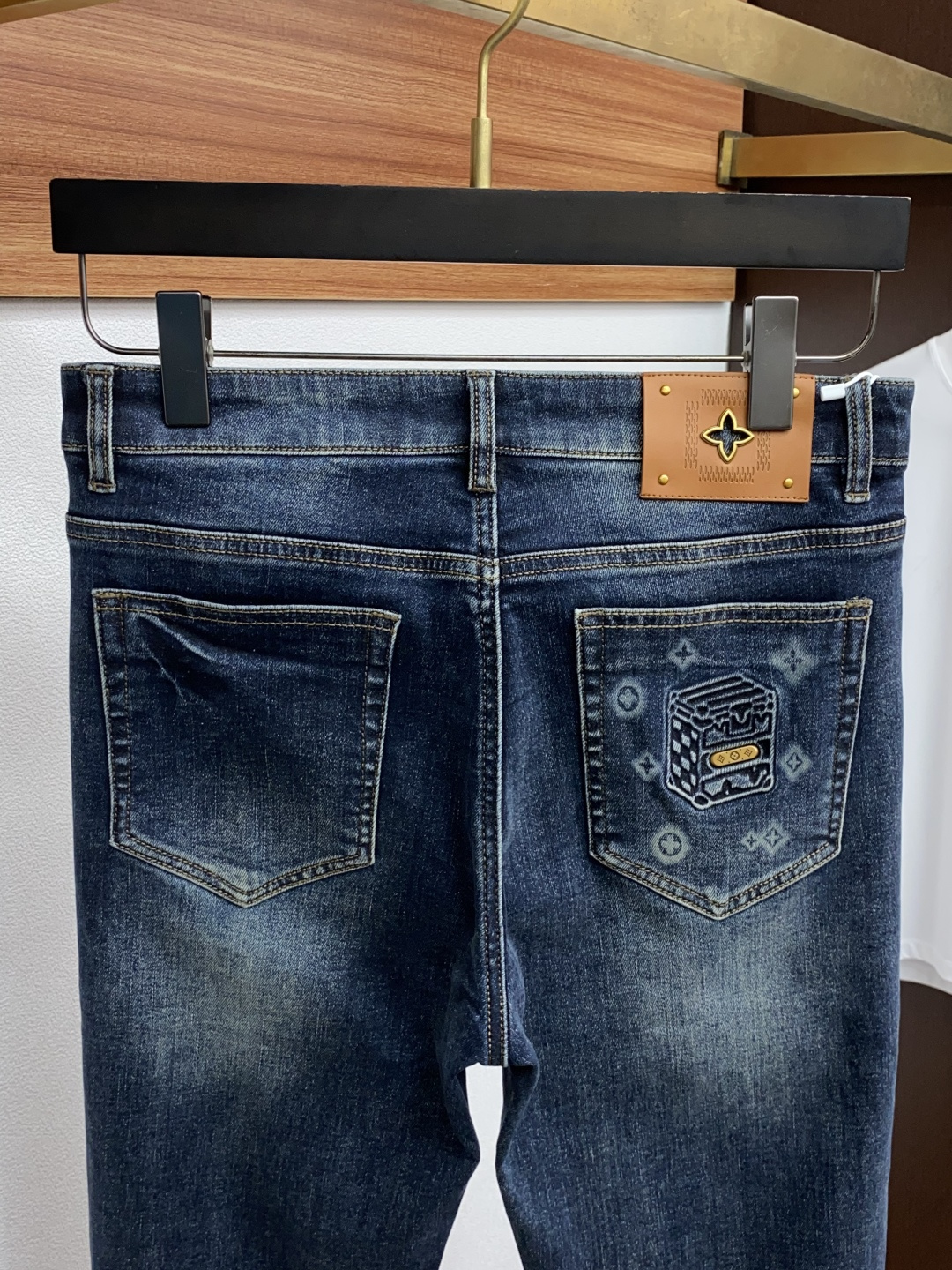 1v路易威登 2025秋季新品 修身男士牛仔裤纯血统品 每季必出的类型，无需质疑的热卖王牌单品，符合四季