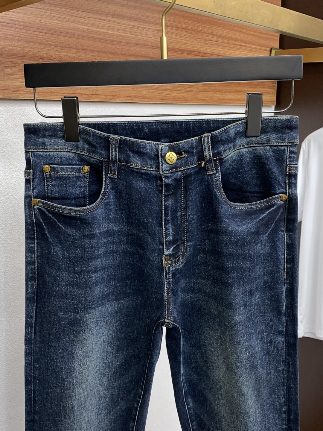 1v路易威登 2025秋季新品 修身男士牛仔裤纯血统品 每季必出的类型，无需质疑的热卖王牌单品，符合四季