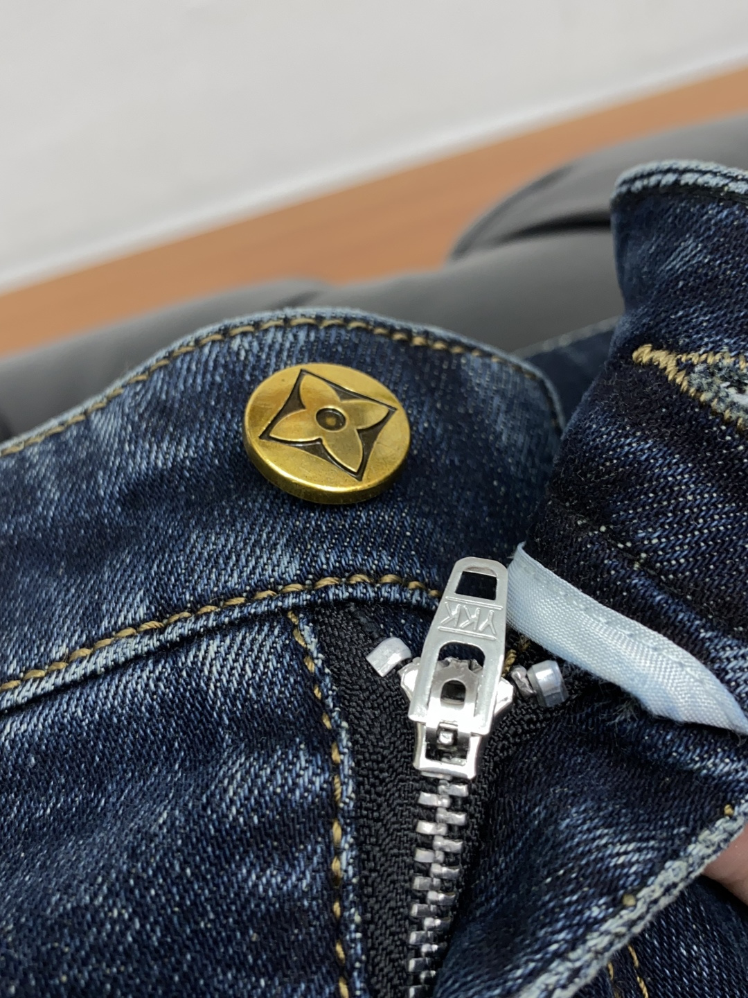 1v路易威登 2025秋季新品 修身男士牛仔裤纯血统品 每季必出的类型，无需质疑的热卖王牌单品，符合四季