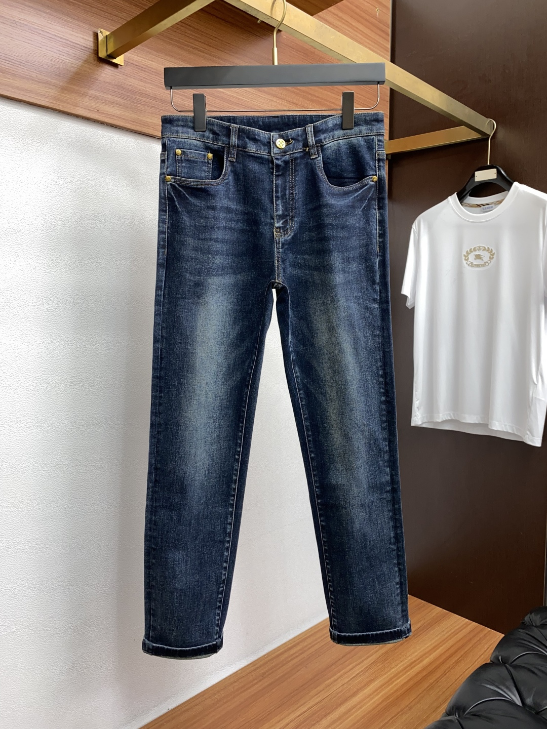 1v路易威登 2025秋季新品 修身男士牛仔裤纯血统品 每季必出的类型，无需质疑的热卖王牌单品，符合四季