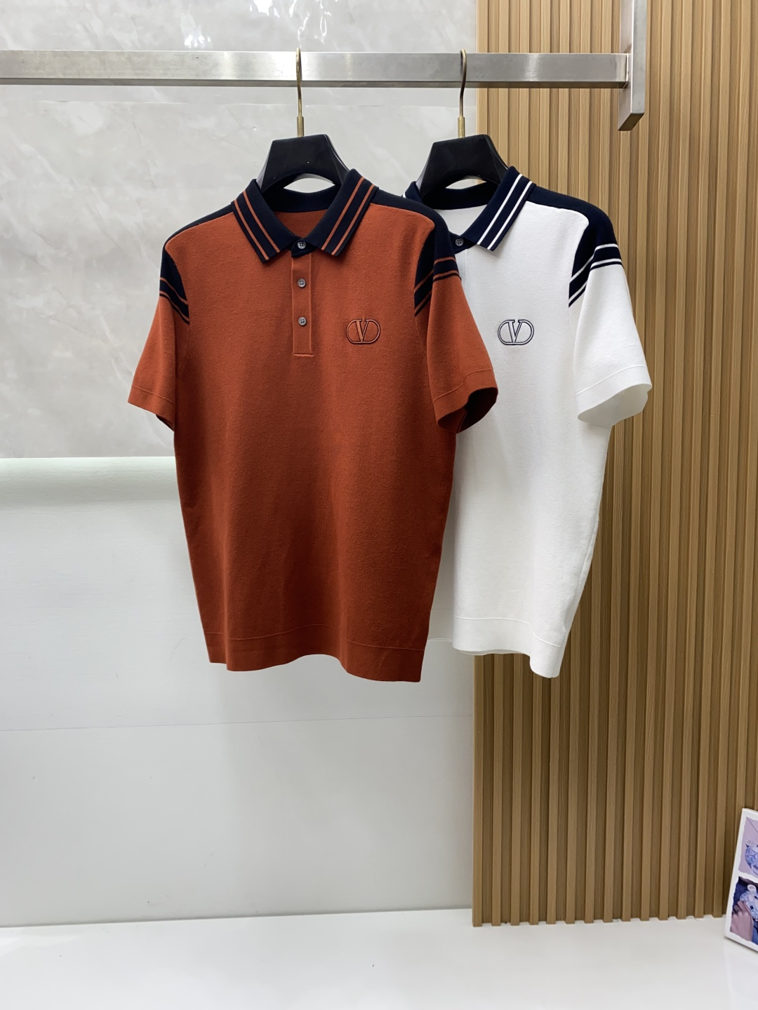 VT【Valentin* 华伦天*秋冬新品精致优雅针织羊毛短袖！全品相！！刺绣品牌经典图案，高端大气．简