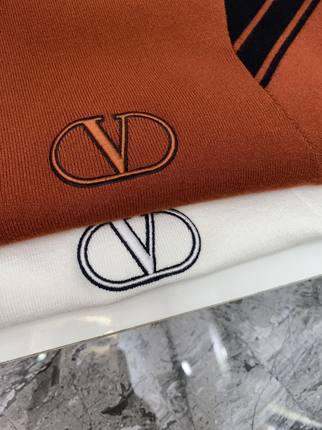 VT【Valentin* 华伦天*秋冬新品精致优雅针织羊毛短袖！全品相！！刺绣品牌经典图案，高端大气．简