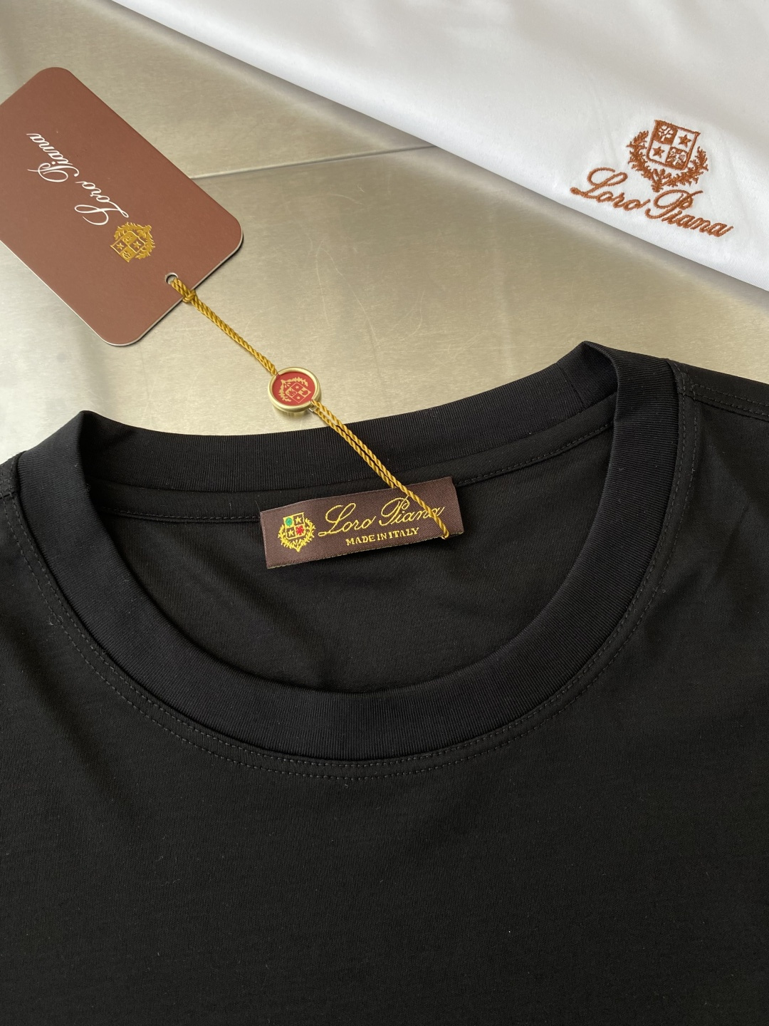 Loro Piana 诺悠翩雅 2026春夏新款首发专柜最新款圆领短袖 高端订制 设计前卫时尚！品牌logo重工艺设计 