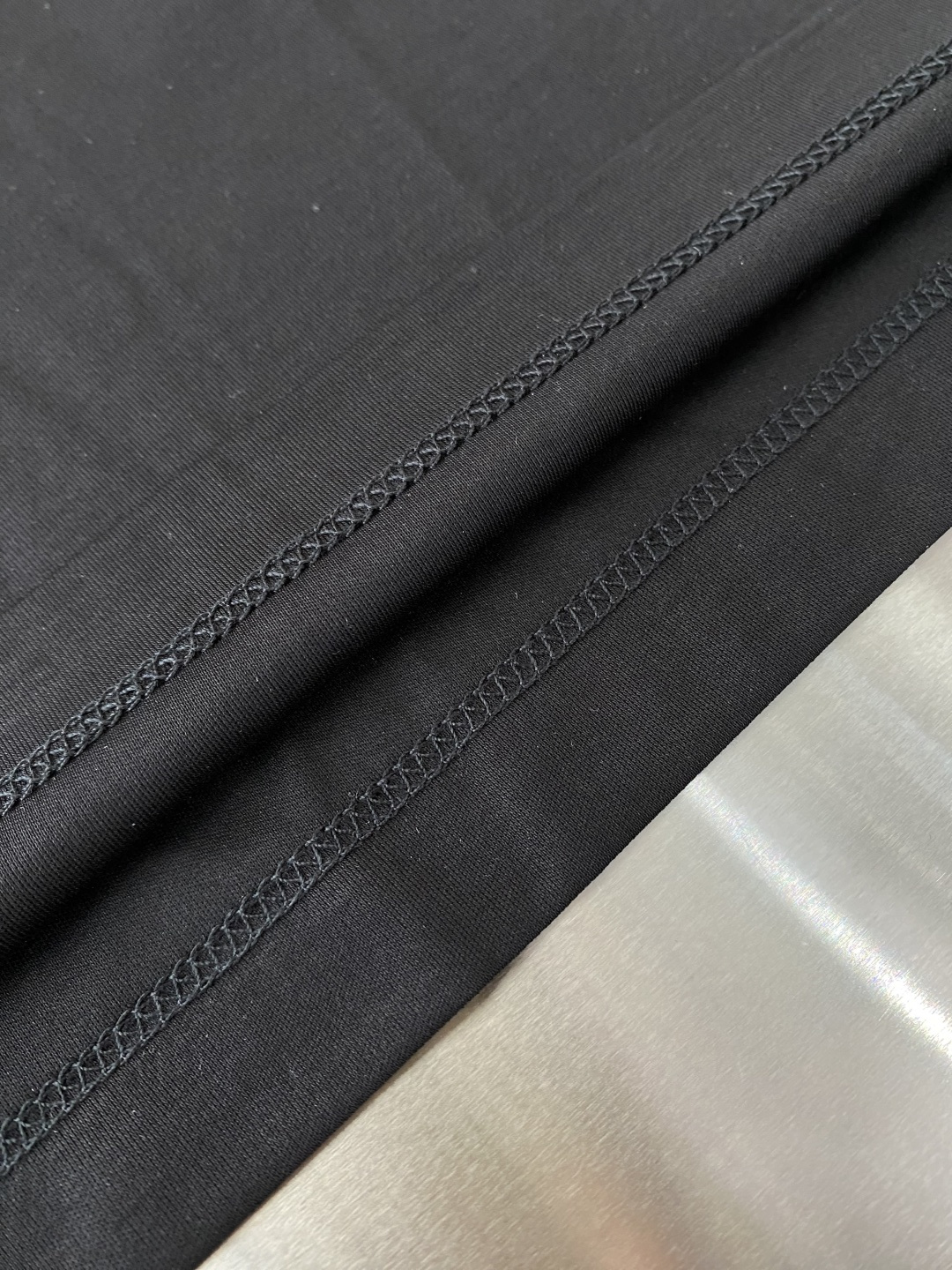 Loro Piana 诺悠翩雅 2026春夏新款首发专柜最新款圆领短袖 高端订制 设计前卫时尚！品牌logo重工艺设计 