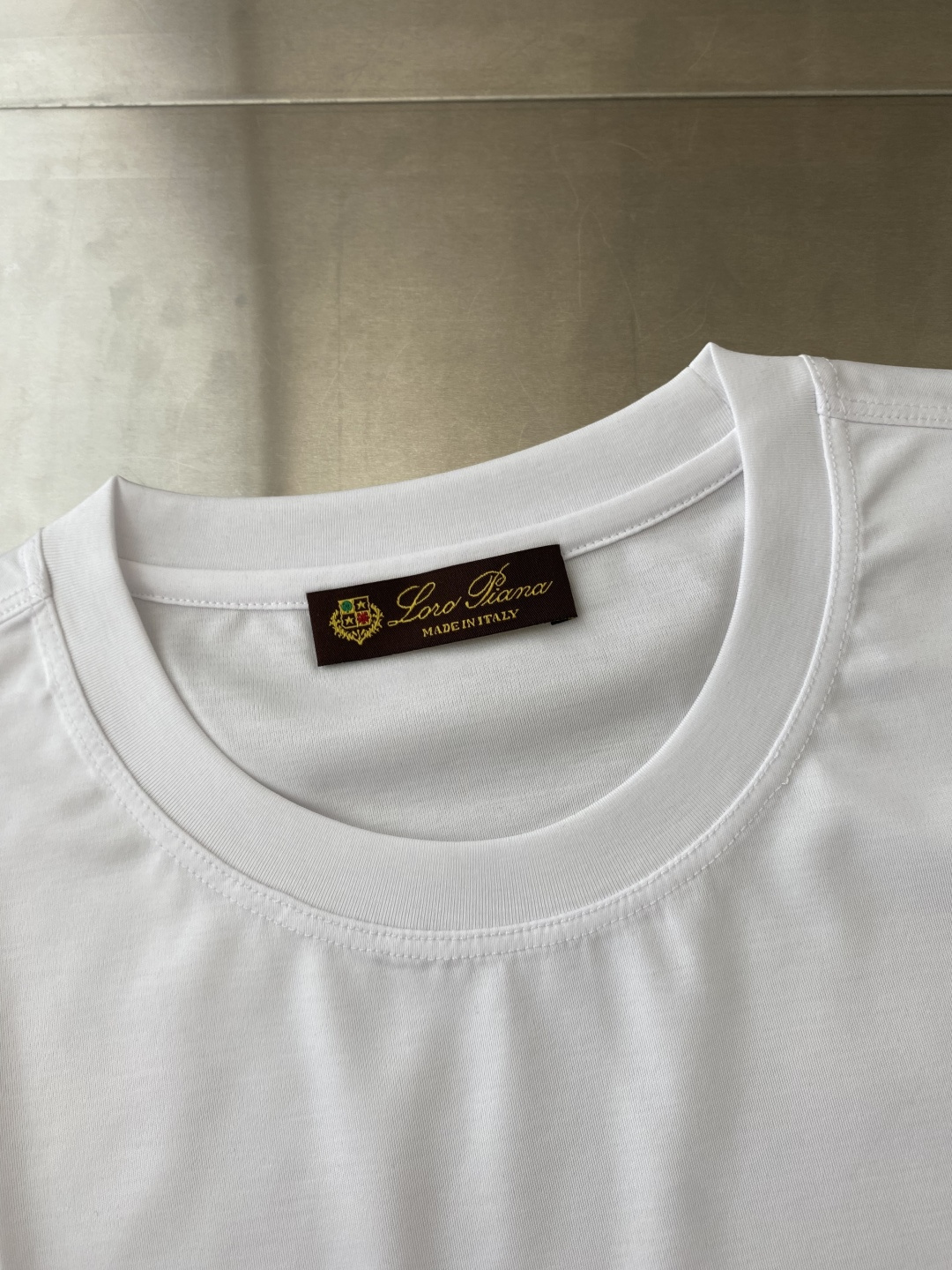 Loro Piana 诺悠亚 2026春夏新款首发专柜最新款圆领短袖 高端订制 设计前卫时尚！品牌logo重工艺设计 高