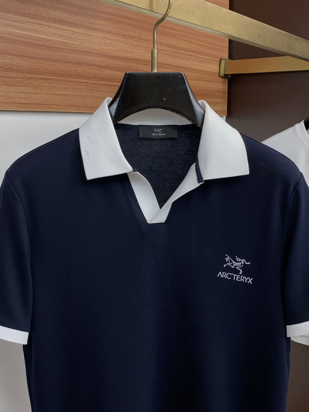 始祖鸟 2026春夏新品商务Polo，极简的衣身造型！丝光面料整体的触感极为舒适，弹力十足亲肤效果高级，