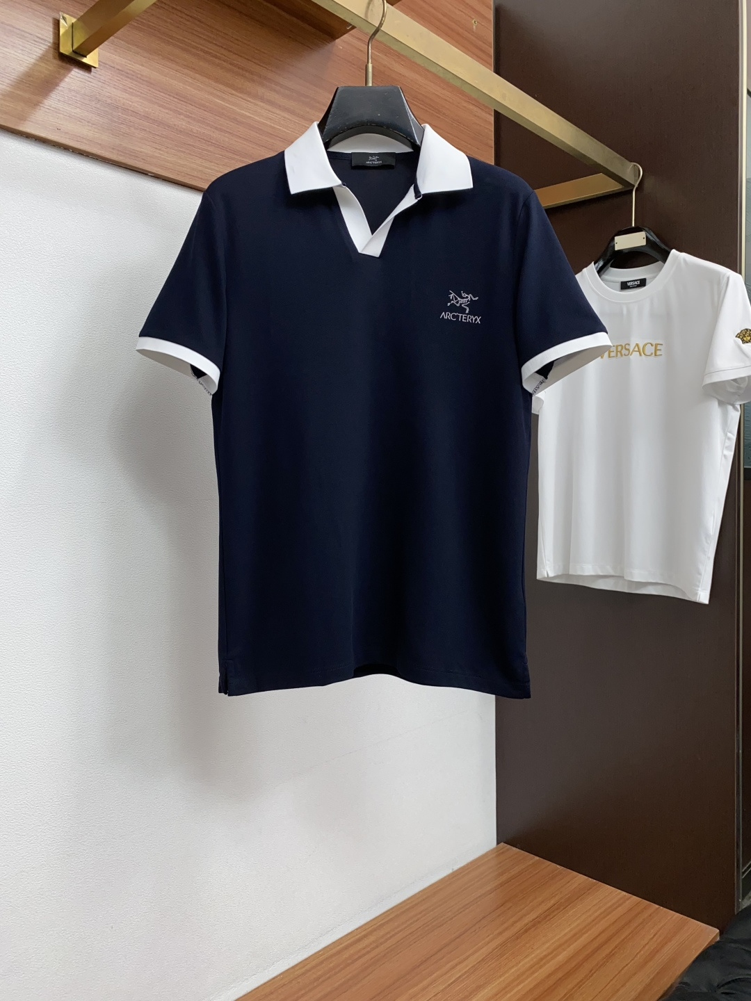 始祖鸟 2026春夏新品商务Polo，极简的衣身造型！丝光面料整体的触感极为舒适，弹力十足亲肤效果高级，