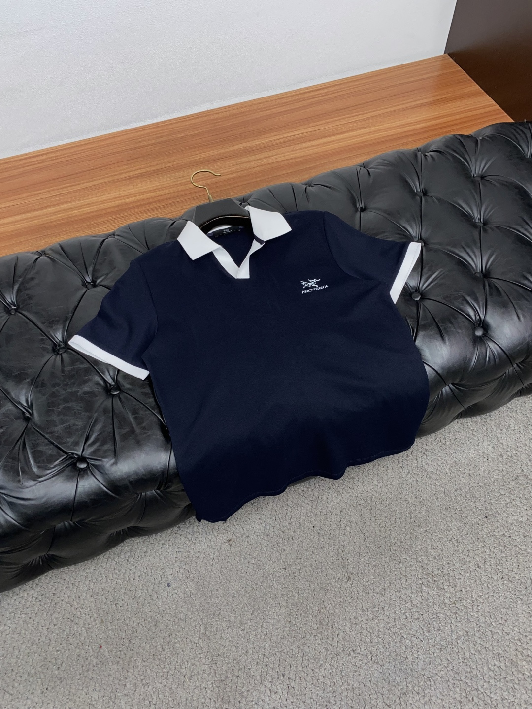 始祖鸟 2026春夏新品商务Polo，极简的衣身造型！丝光面料整体的触感极为舒适，弹力十足亲肤效果高级，