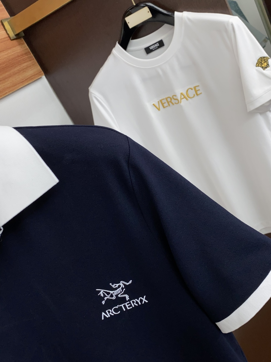 始祖鸟 2026春夏新品商务Polo，极简的衣身造型！丝光面料整体的触感极为舒适，弹力十足亲肤效果高级，
