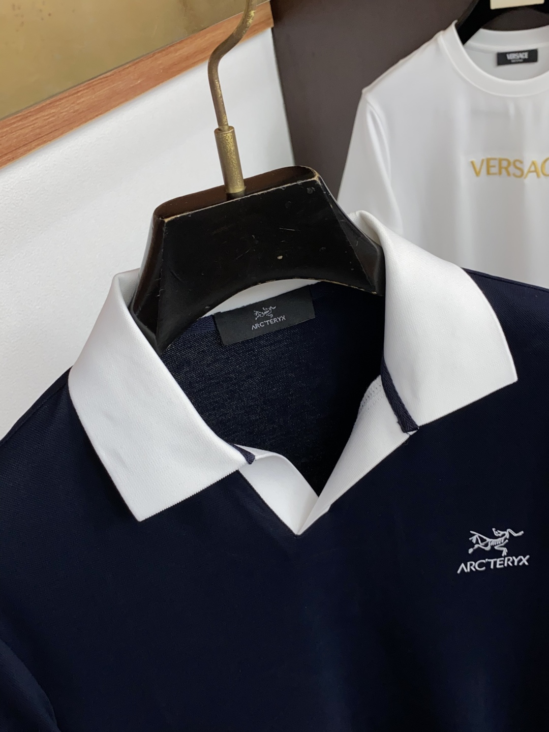始祖鸟 2026春夏新品商务Polo，极简的衣身造型！丝光面料整体的触感极为舒适，弹力十足亲肤效果高级，