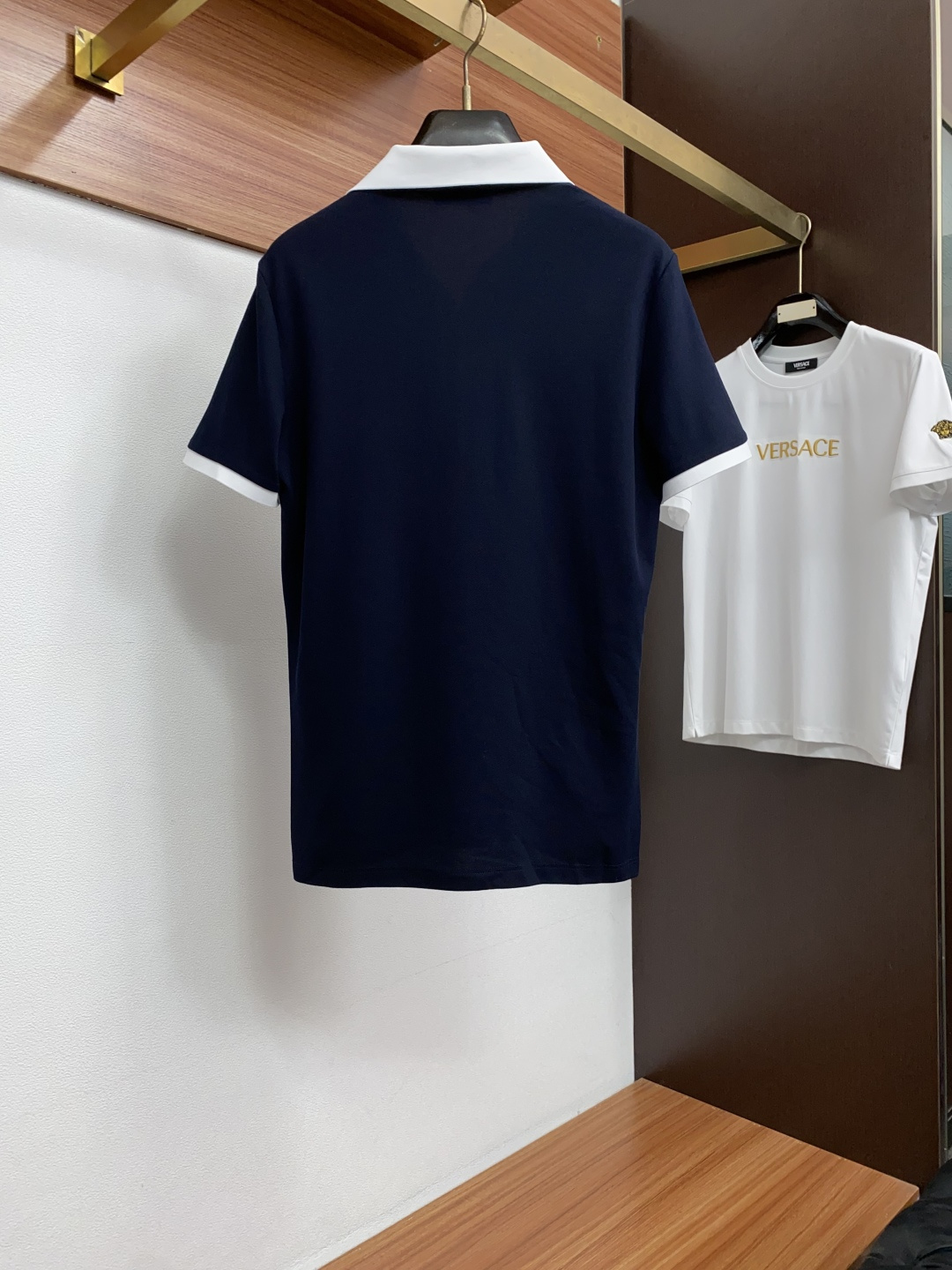 始祖鸟 2026春夏新品商务Polo，极简的衣身造型！丝光面料整体的触感极为舒适，弹力十足亲肤效果高级，