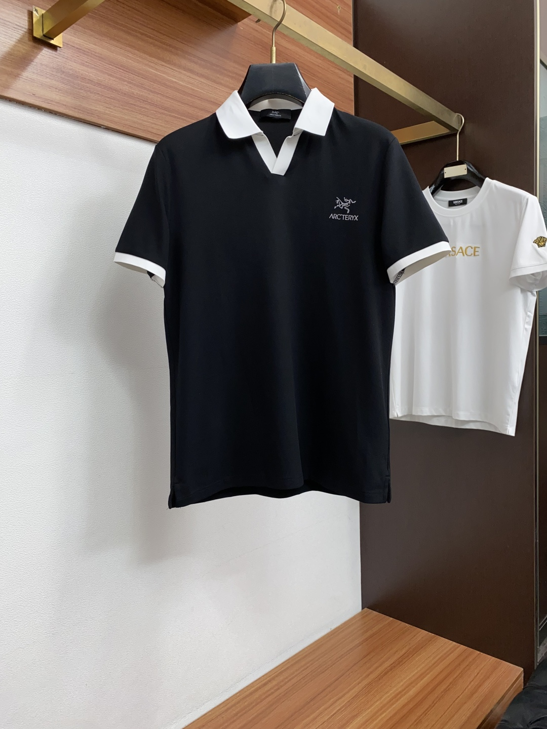始祖鸟 2026春夏新品商务Polo，极简的衣身造型！丝光面料整体的触感极为舒适，弹力十足亲肤效果高级，