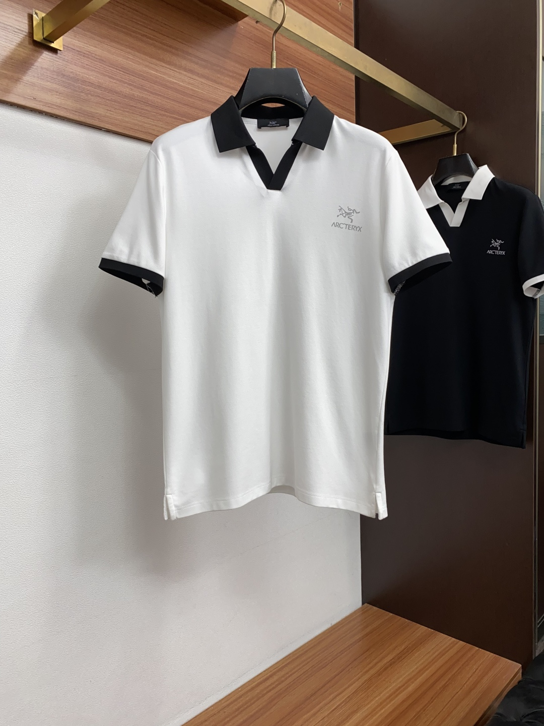 始祖鸟 2026春夏新品商务Polo，极简的衣身造型！丝光面料整体的触感极为舒适，弹力十足亲肤效果高级，