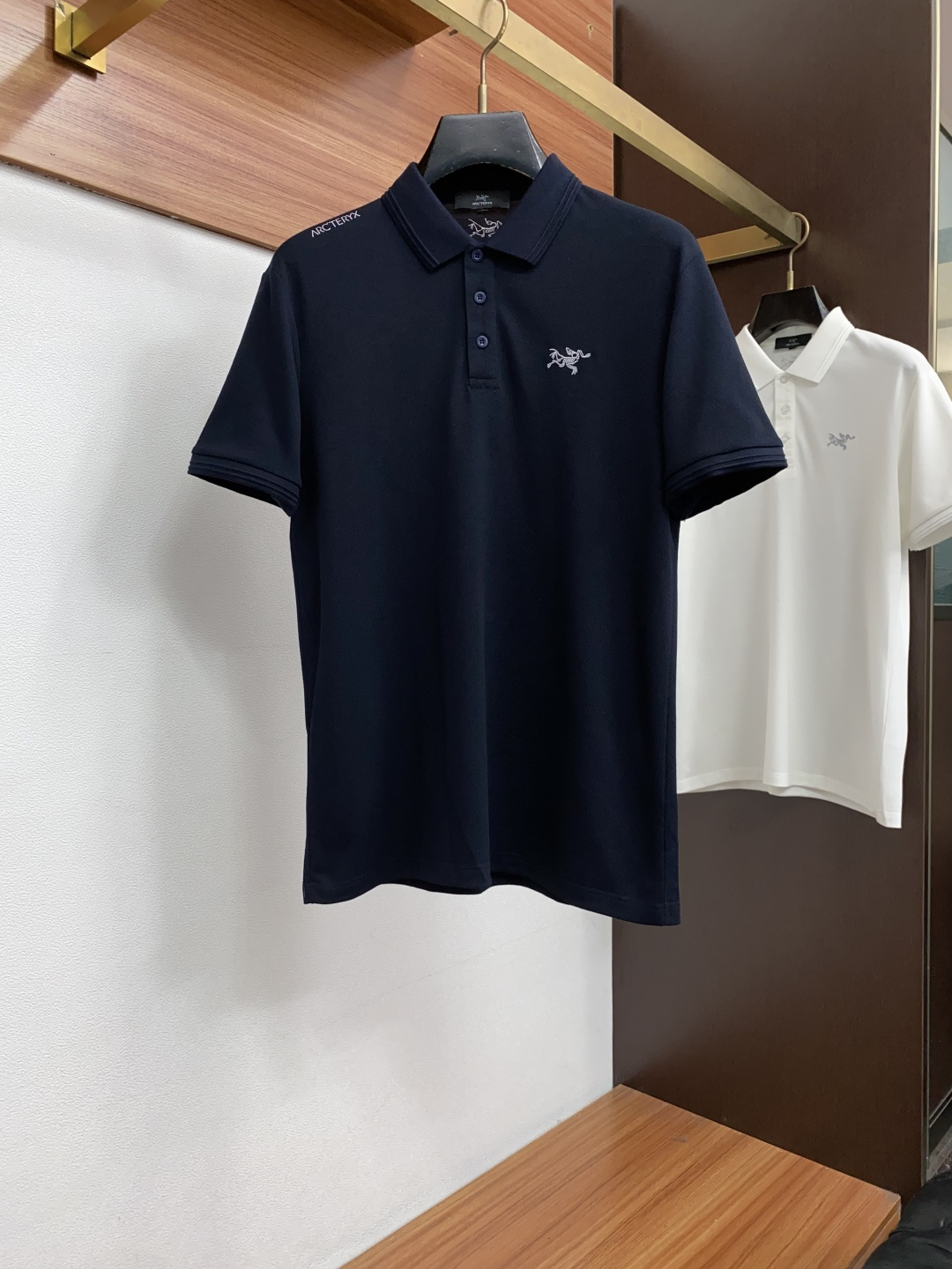 始祖鸟 2026春夏新品商务Polo，极简的衣身造型！丝光面料整体的触感极为舒适，弹力十足亲肤效果高级，