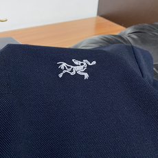 始祖鸟 2026春夏新品商务Polo,极简的衣身造型!丝光面料整体的触感极为舒适,弹力十足亲肤效果高级, 始祖鸟 2026春夏新品商务Polo,极简的衣身造型!丝光面料整体的触感极为舒适,弹力十足亲肤效果高级,
