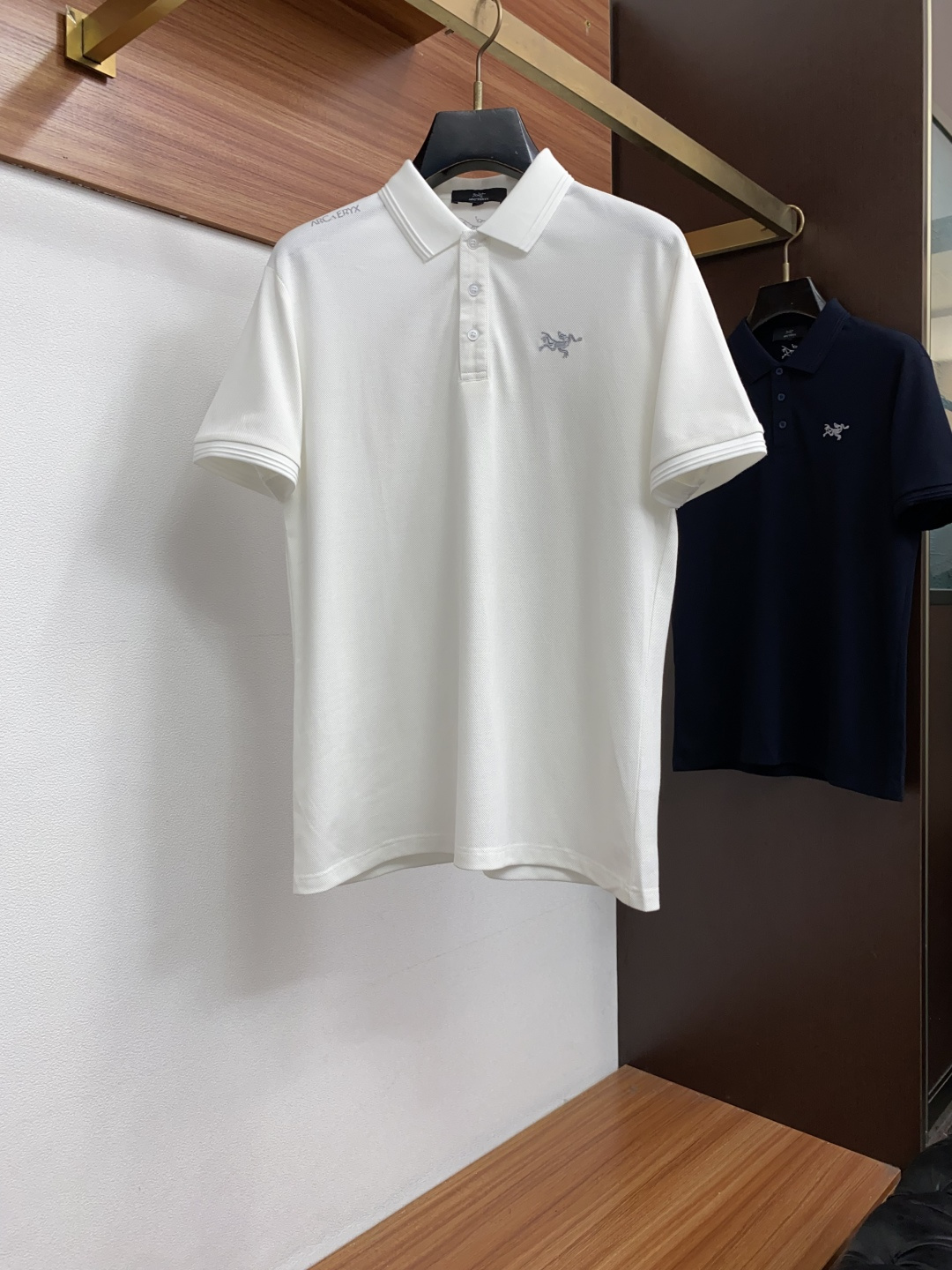 始祖鸟 2026春夏新品商务Polo，极简的衣身造型！丝光面料整体的触感极为舒适，弹力十足亲肤效果高级，