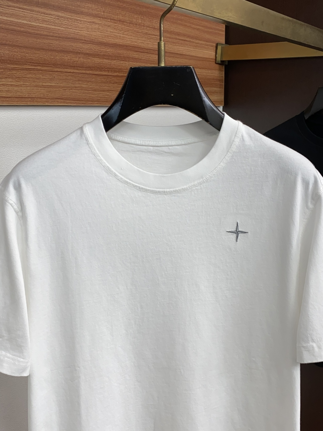 石头岛 2026春夏新款首发专柜最新款圆领短袖 高端订制 设计前卫时尚！品牌logo重工艺设计 高端定制