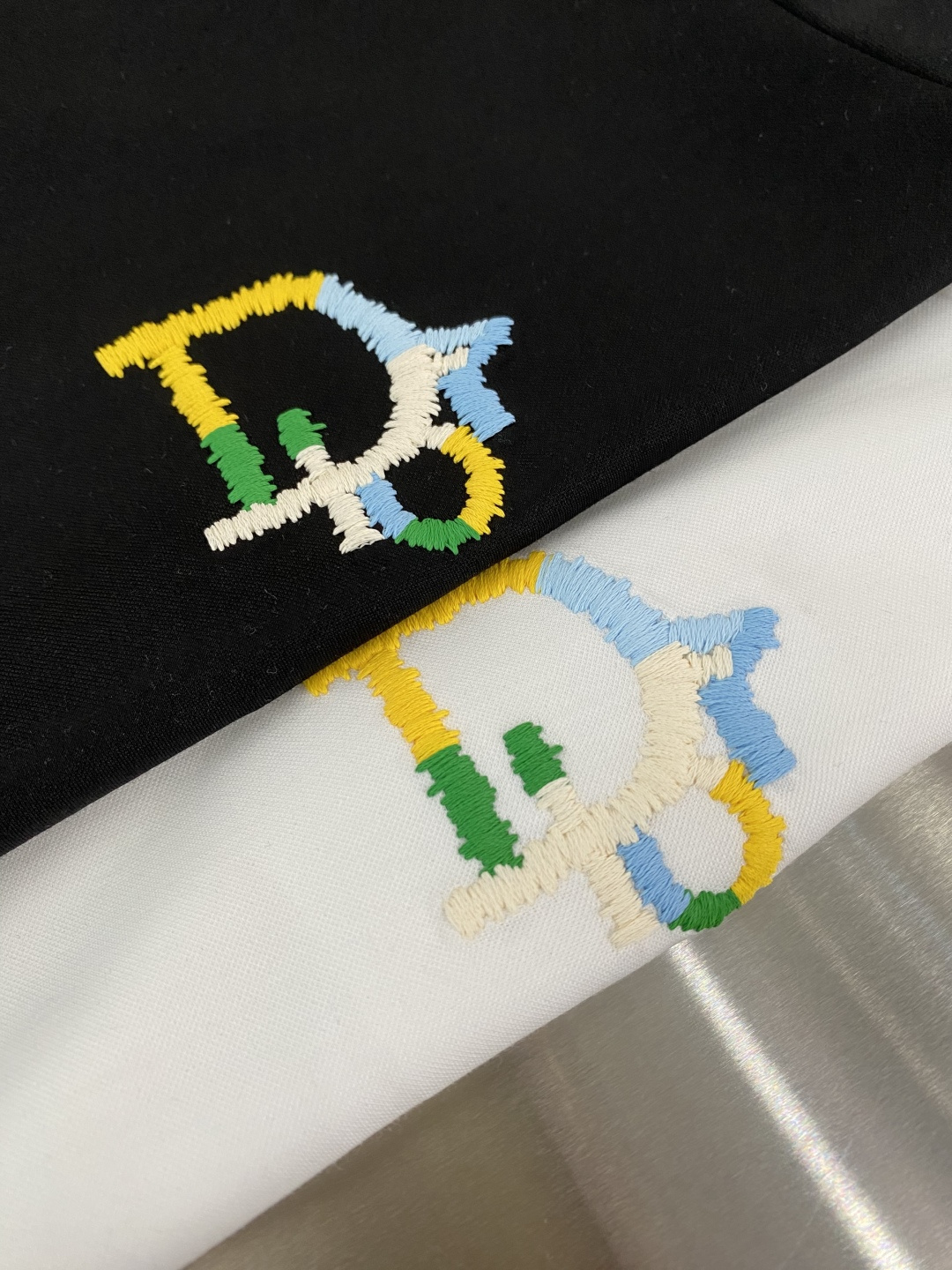 迪奥  2026春夏新款首发专柜最新款圆领短袖 高端订制 设计前卫时尚！品牌logo重工艺设计 高端定制