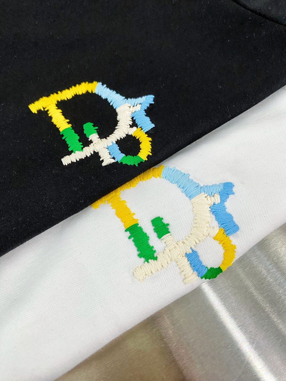 迪奥  2026春夏新款首发专柜最新款圆领短袖 高端订制 设计前卫时尚！品牌logo重工艺设计 高端定制