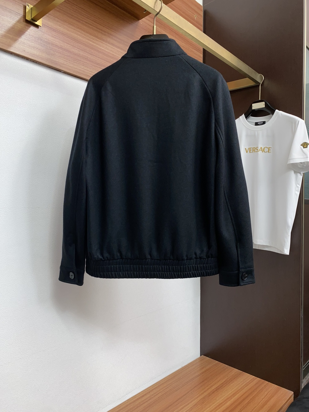 阿玛尼 25ss最新品 商务翻领夹克外套,设计帅气有型!百搭必备单品,时尚潮牌, 轻松营造酷帅氛围感 ,高级感满满,在低 阿玛尼 25ss最新品 商务翻领夹克外套,设计帅气有型!百搭必备单品,时尚潮牌, 轻松营造酷帅氛围感 ,高级感满满,在低