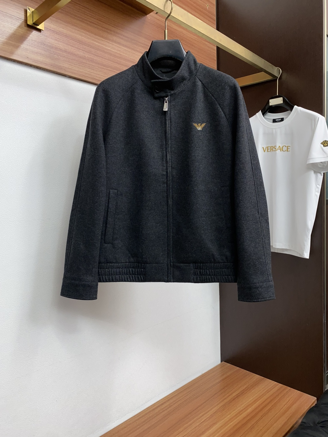 阿玛尼 25ss最新品 商务翻领夹克外套，设计帅气有型！百搭必备单品，时尚潮牌， 轻松营造酷帅氛围感 ，高级感满满，在低