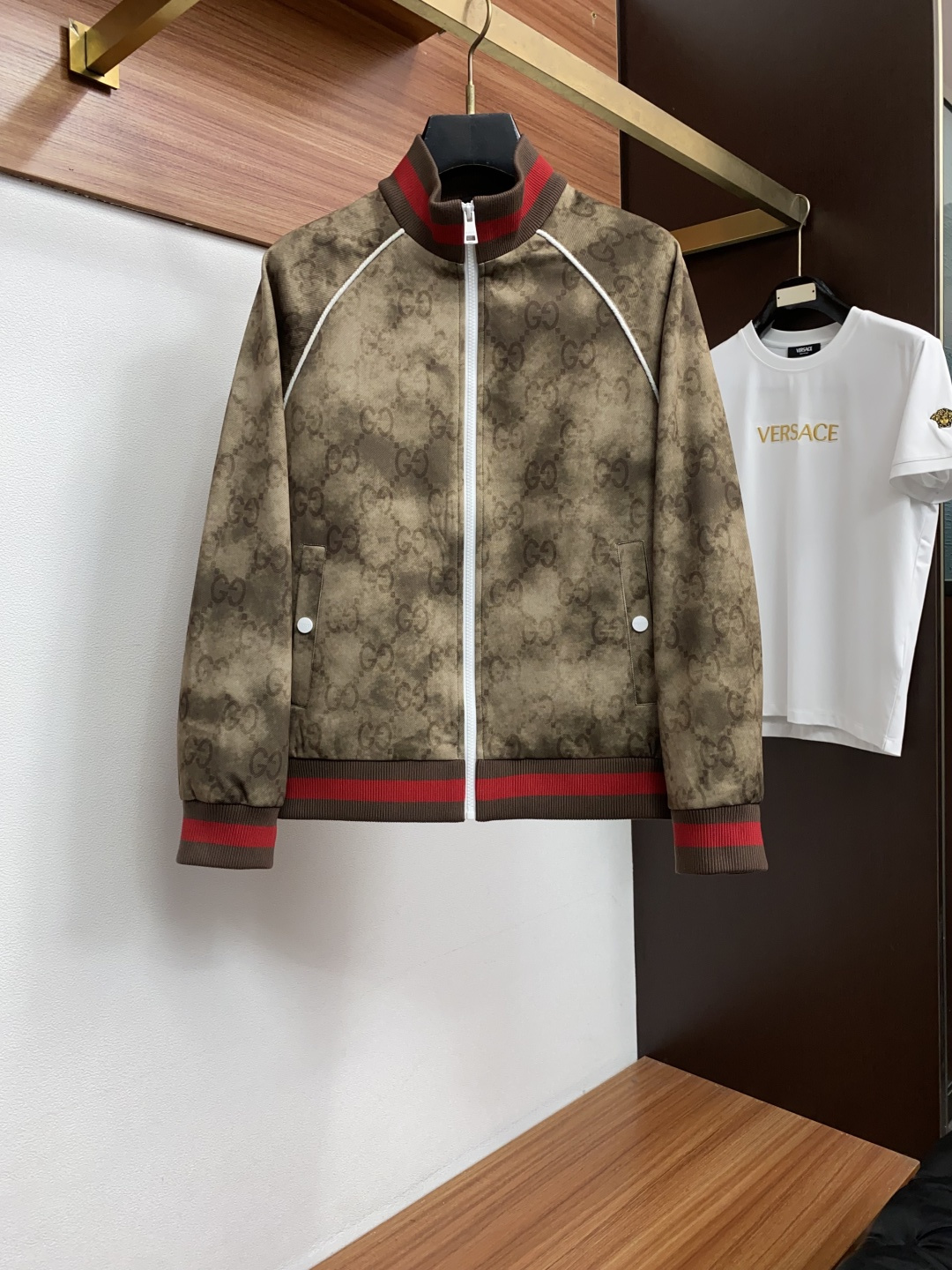 古奇 25ss最新品 立领棉衣夹克外套，设计帅气有型！百搭必备单品，时尚潮牌， 轻松营造酷帅氛围感 ，高级感满满，在低调