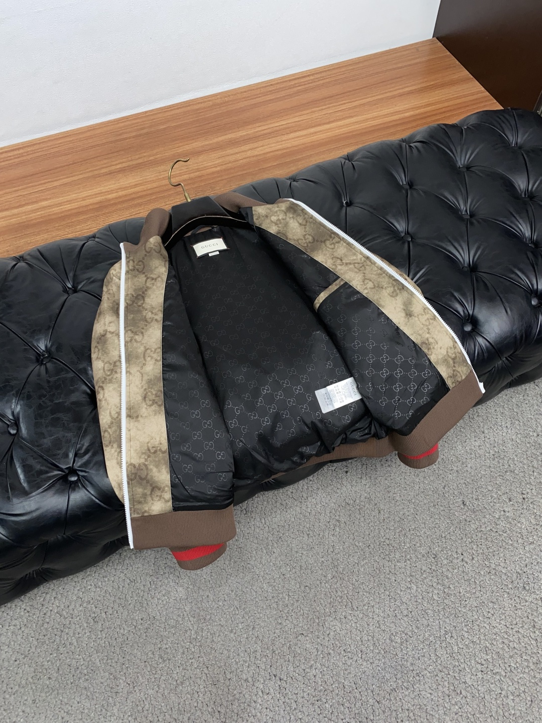 古奇 25ss最新品 立领棉衣夹克外套,设计帅气有型!百搭必备单品,时尚潮牌, 轻松营造酷帅氛围感 ,高级感满满,在低调 古奇 25ss最新品 立领棉衣夹克外套,设计帅气有型!百搭必备单品,时尚潮牌, 轻松营造酷帅氛围感 ,高级感满满,在低调